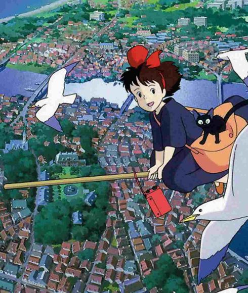 Kiki che vola sulla città su una scopa, in compagnia del suo gattino Jiji.