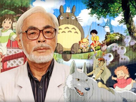 Hayao Miyazaki davanti a un collage delle sue opere più iconiche, simbolo della sua carriera leggendaria, tra cui Il mio vicino Totoro, La città incantata e La Principessa Mononoke.